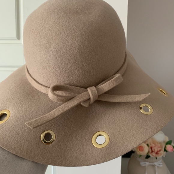 TIRABASSO Italian Wool Hat – Tan with Gold Eyelets - Picture 2 of 4